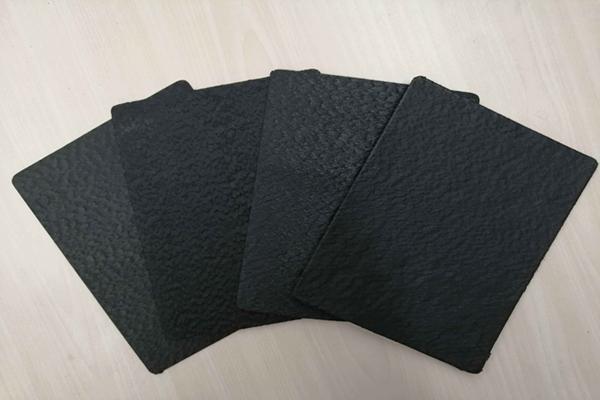 糙面土工膜在垃圾填埋場中使用時(shí)應(yīng)該注意哪些問題呢？