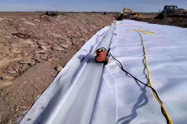 復(fù)合土工膜對(duì)施工環(huán)境的要求以及在冬季施工的注意事項(xiàng)有哪些呢? 第1張