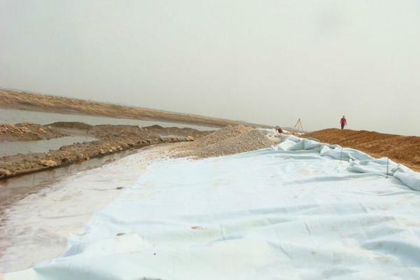 復(fù)合土工膜對(duì)施工環(huán)境的要求以及在冬季施工的注意事項(xiàng)有哪些呢? 第2張