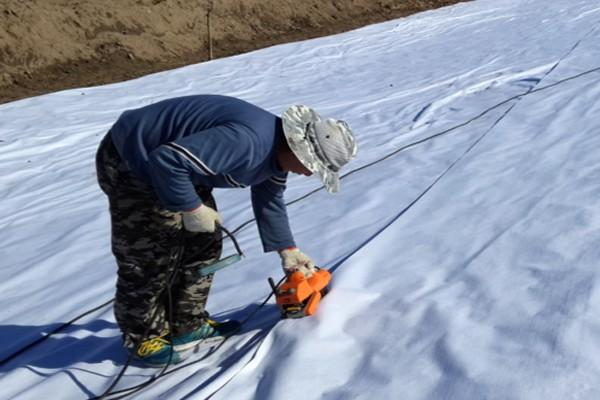 復(fù)合土工膜對(duì)施工環(huán)境的要求以及在冬季施工的注意事項(xiàng)有哪些呢? 第3張