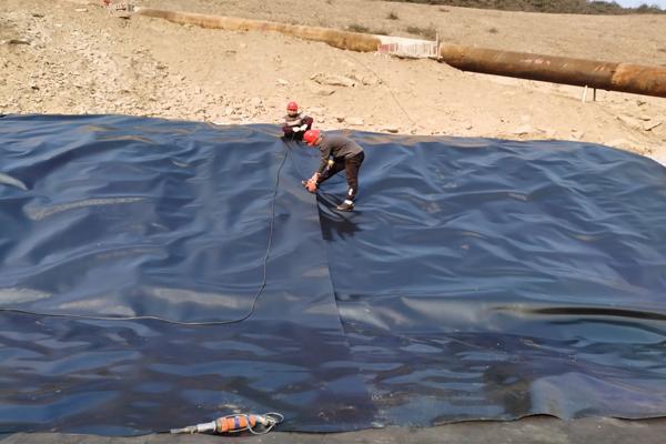 土工膜鋪設后要不要蓋土保護  第1張